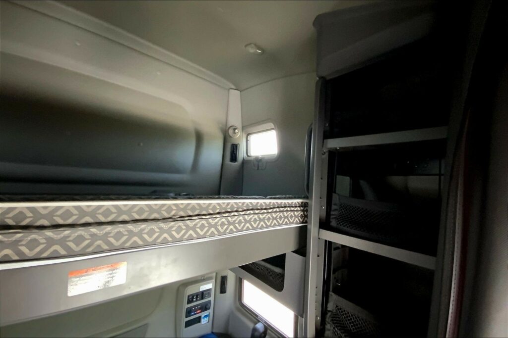 2022 CUM LT625 6×4 Sleeper