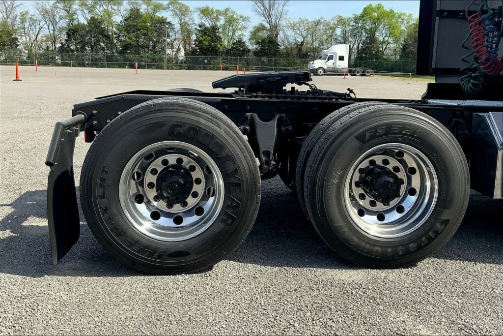 2022 CUM LT625 6×4 Sleeper