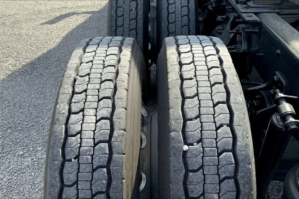 2022 CUM LT625 6×4 Sleeper