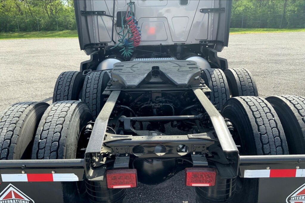 2022 CUM LT625 6×4 Sleeper