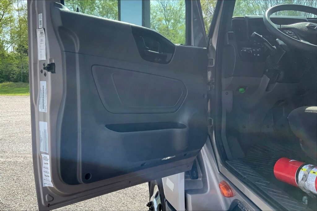 2022 CUM LT625 6×4 Sleeper