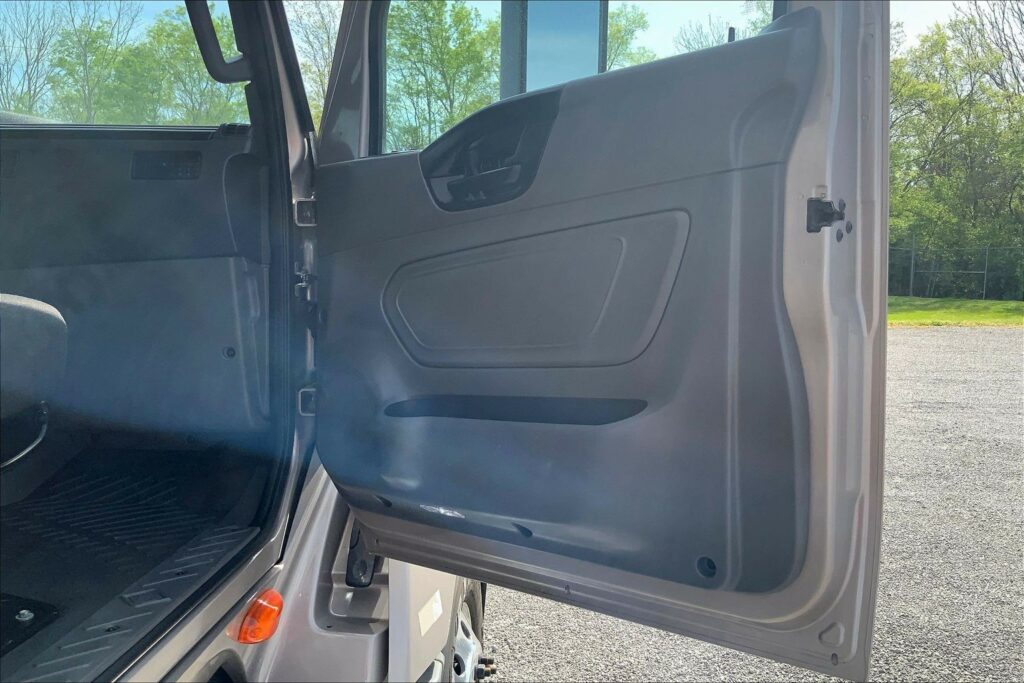 2022 CUM LT625 6×4 Sleeper