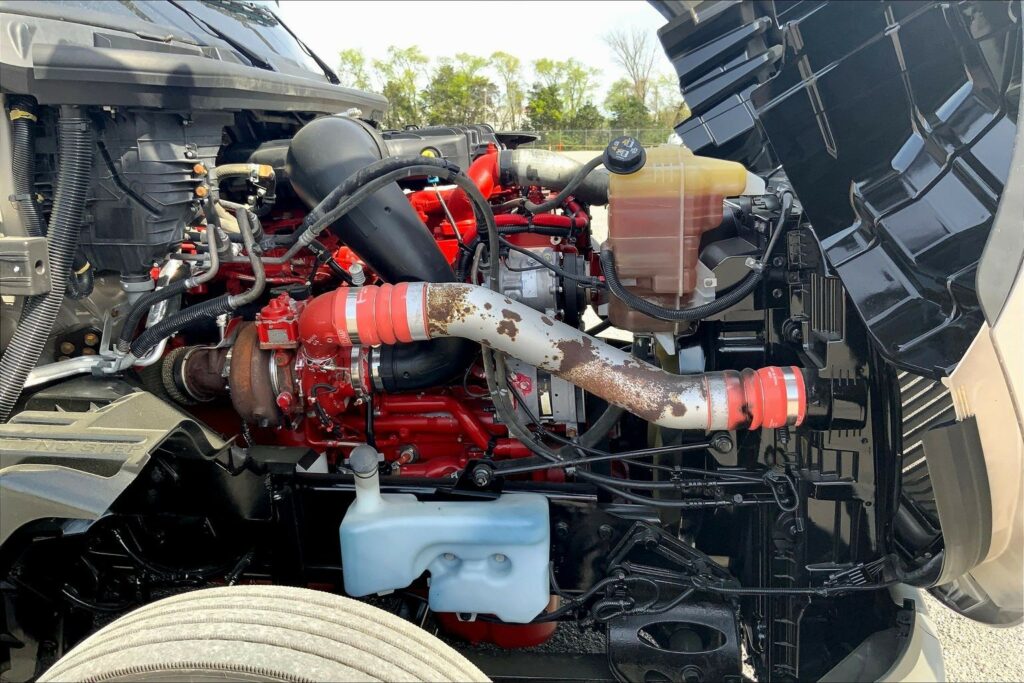 2022 CUM LT625 6×4 Sleeper