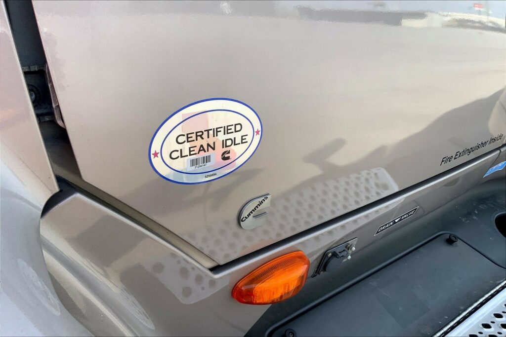 2022 CUM LT625 6×4 Sleeper