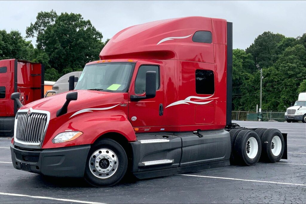 2023 CUM LT625 6X4 Sleeper