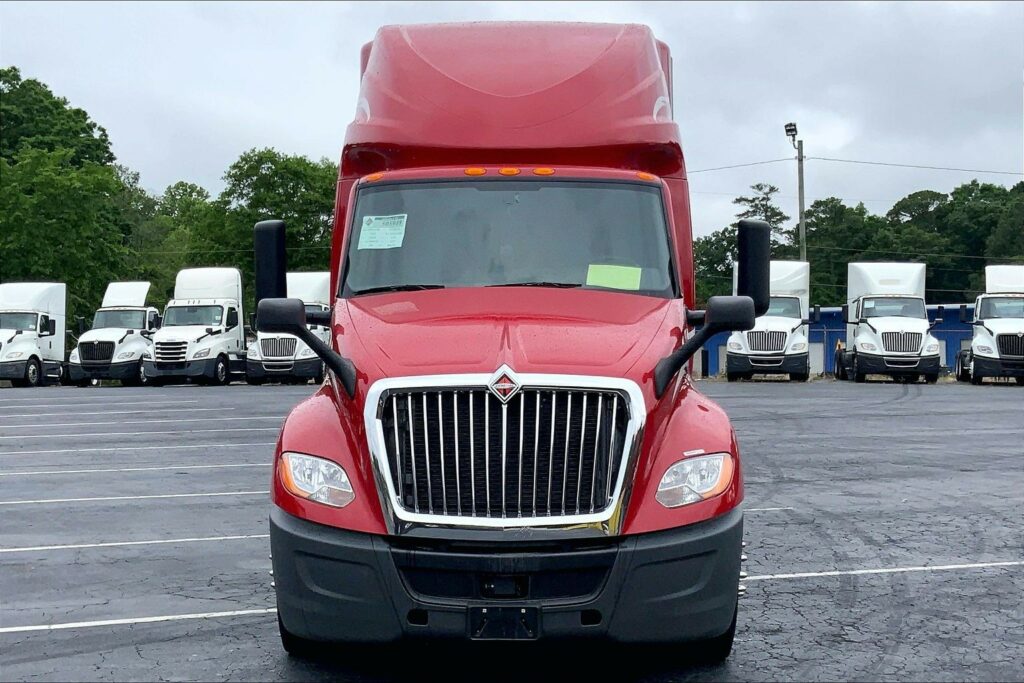 2023 CUM LT625 6X4 Sleeper
