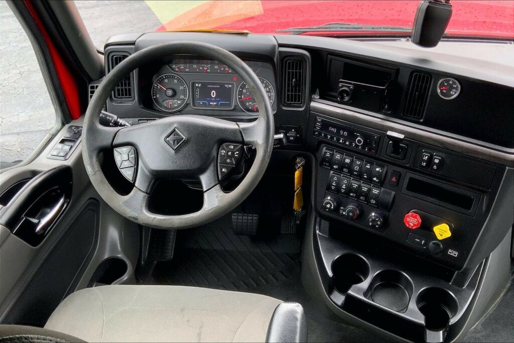 2023 CUM LT625 6X4 Sleeper