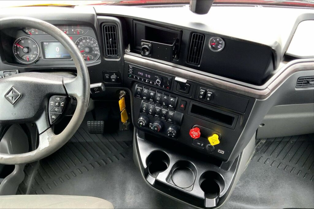 2023 CUM LT625 6X4 Sleeper