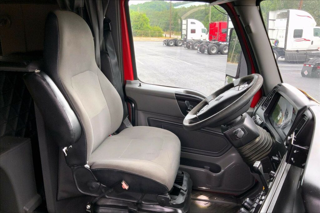 2023 CUM LT625 6X4 Sleeper
