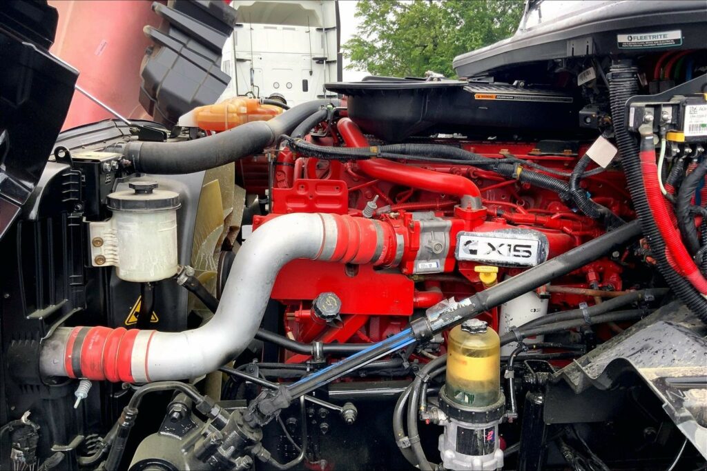 2023 CUM LT625 6X4 Sleeper