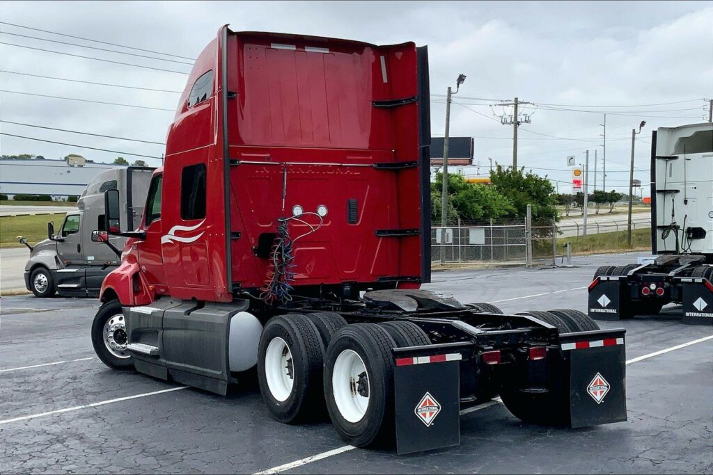 2023 CUM LT625 6X4 Sleeper