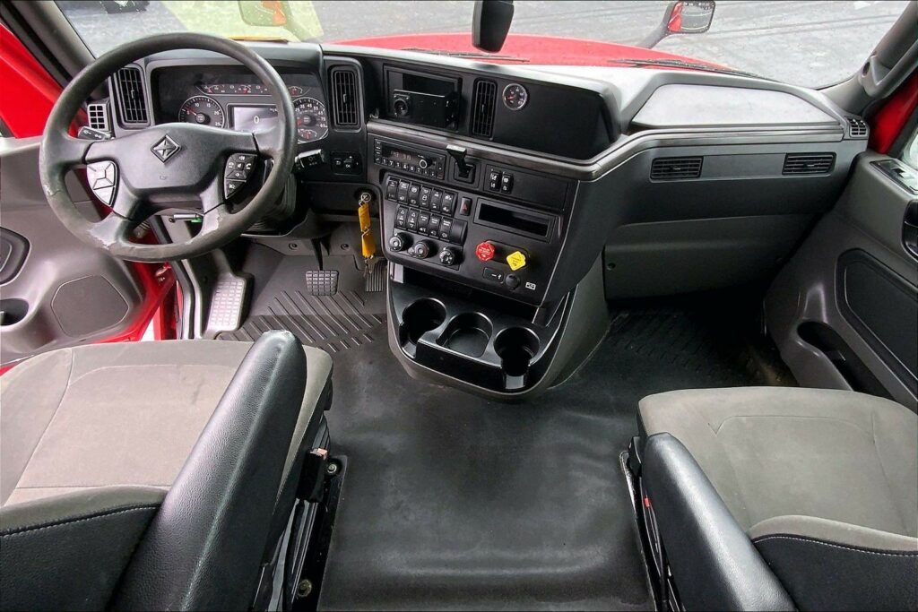 2023 CUM LT625 6X4 Sleeper