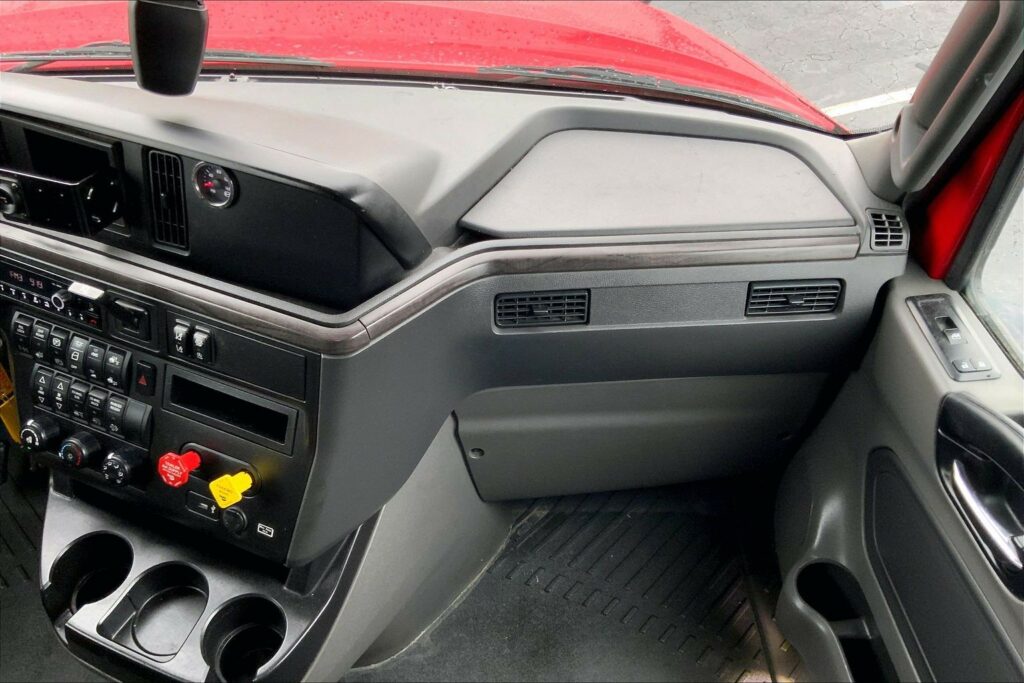 2023 CUM LT625 6X4 Sleeper