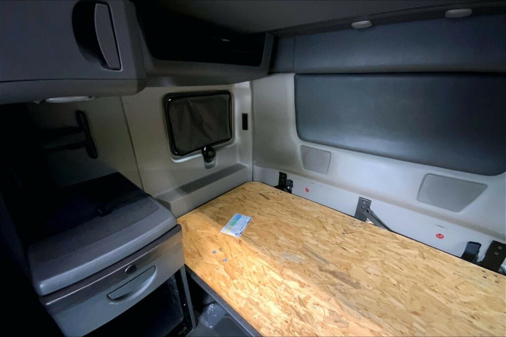 2023 CUM LT625 6X4 Sleeper