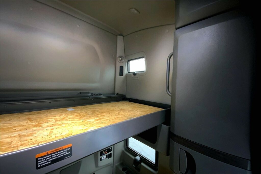 2023 CUM LT625 6X4 Sleeper