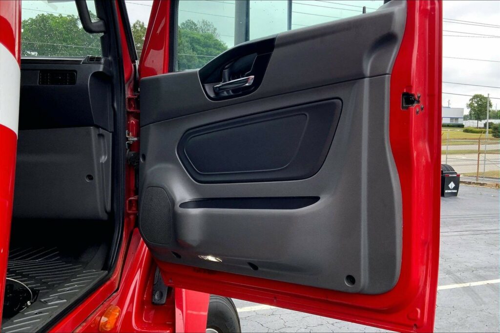 2023 CUM LT625 6X4 Sleeper
