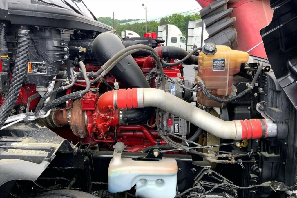 2023 CUM LT625 6X4 Sleeper