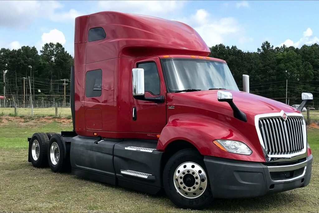 2022 CUM LT625 6×4 Sleeper