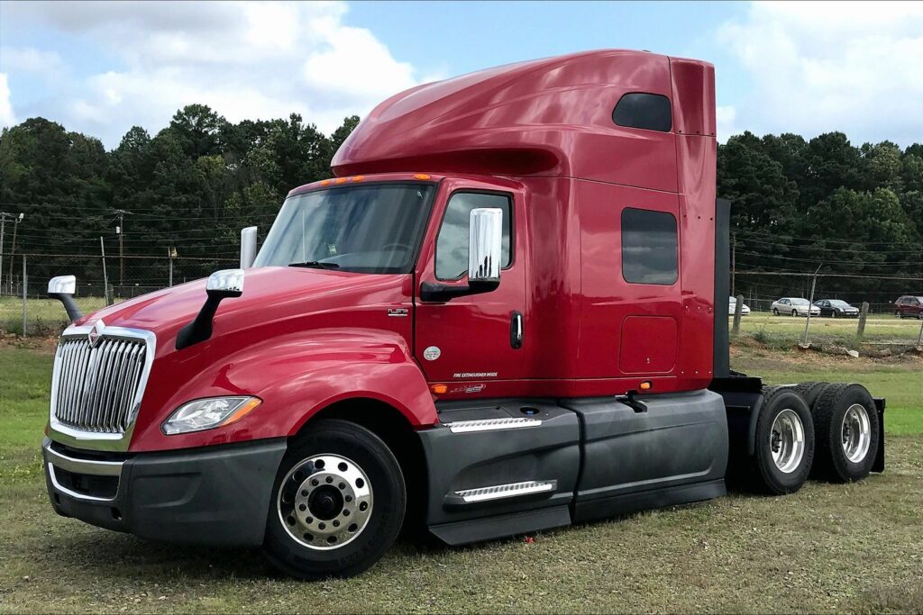 2022 CUM LT625 6×4 Sleeper