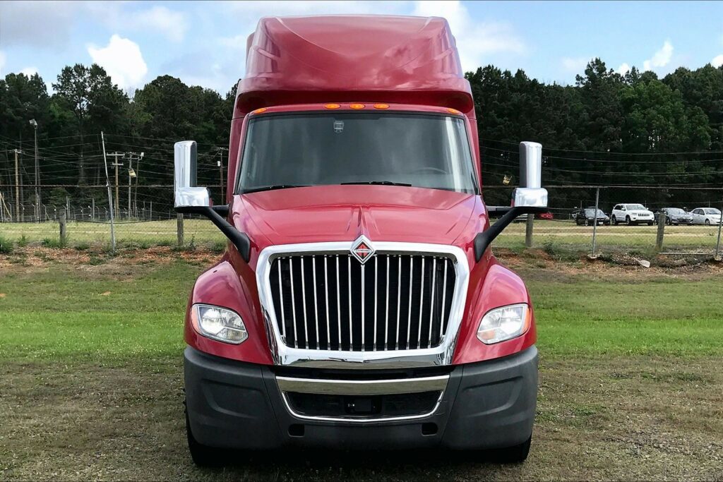 2022 CUM LT625 6×4 Sleeper