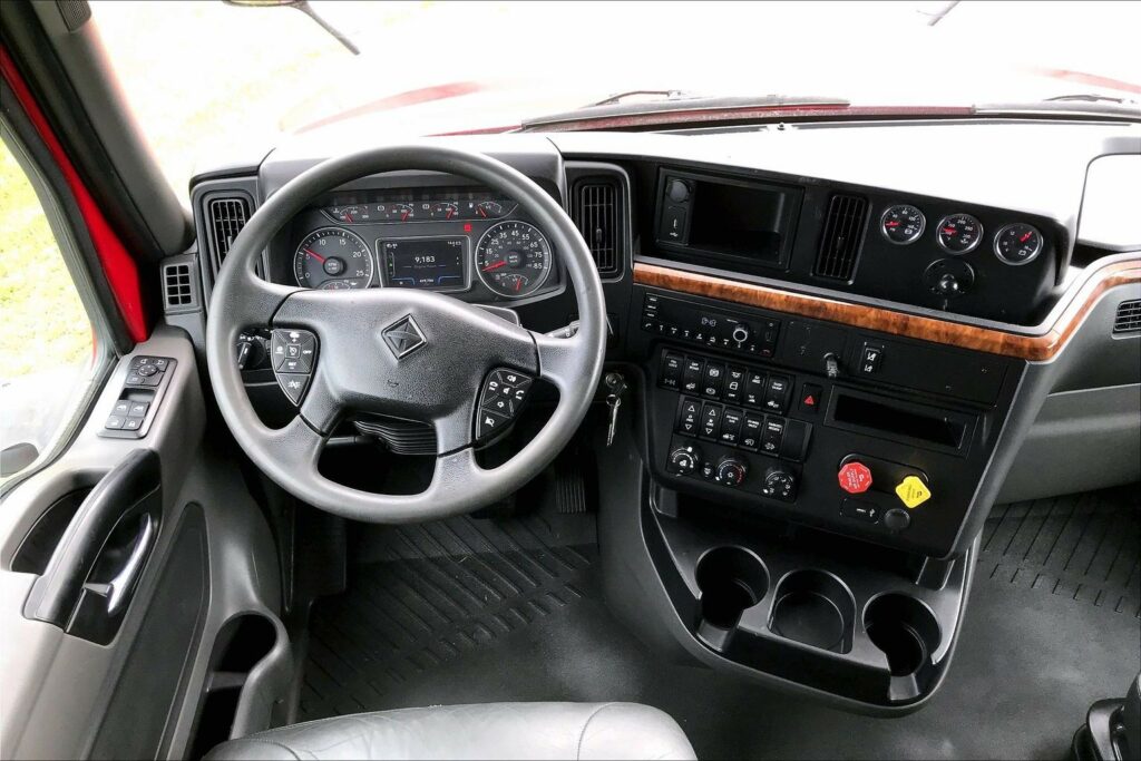 2022 CUM LT625 6×4 Sleeper
