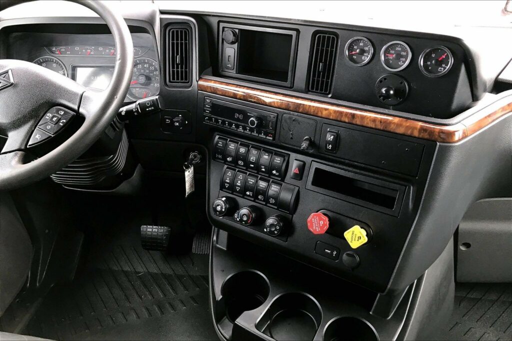 2022 CUM LT625 6×4 Sleeper