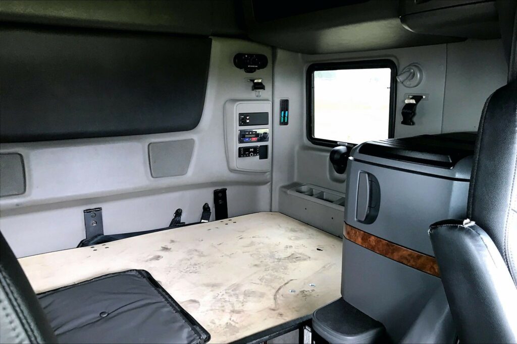 2022 CUM LT625 6×4 Sleeper