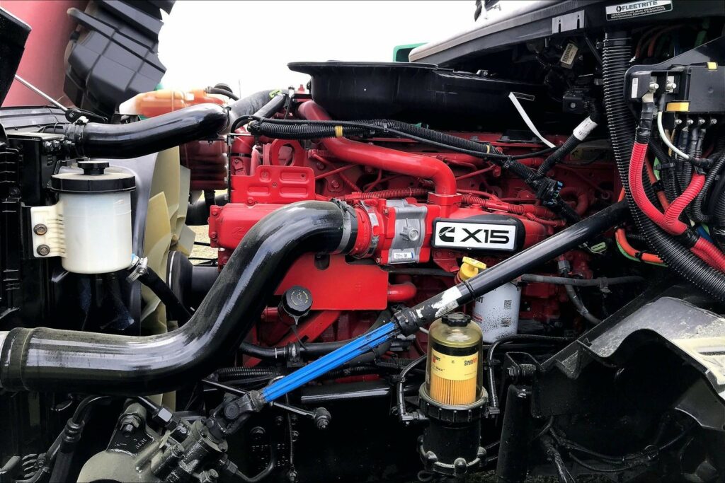 2022 CUM LT625 6×4 Sleeper