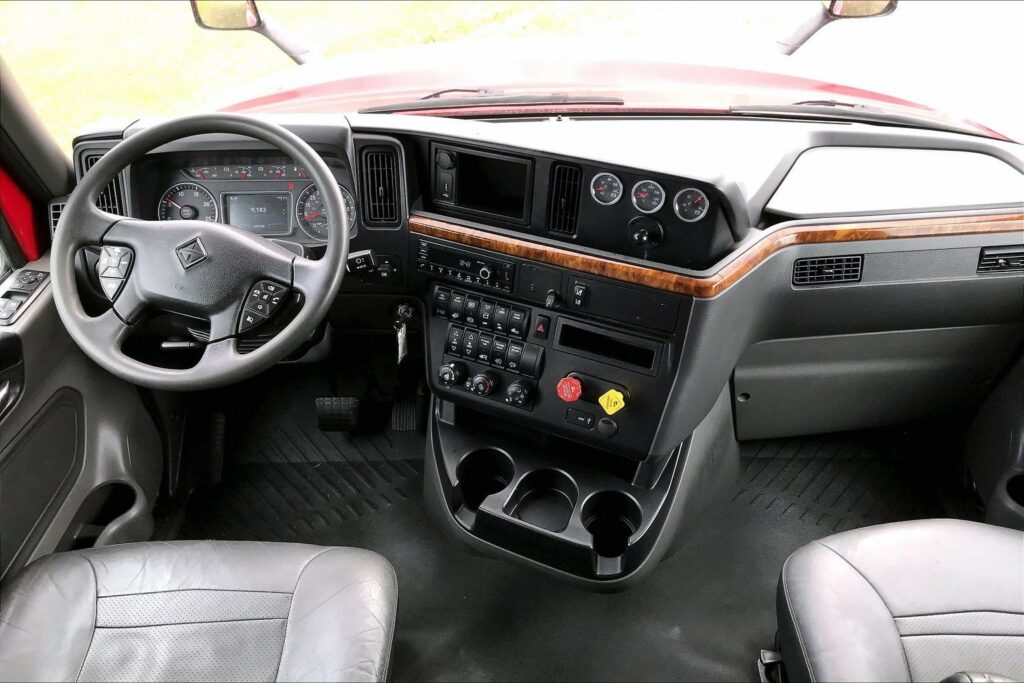 2022 CUM LT625 6×4 Sleeper