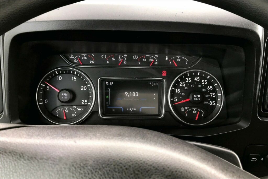 2022 CUM LT625 6×4 Sleeper