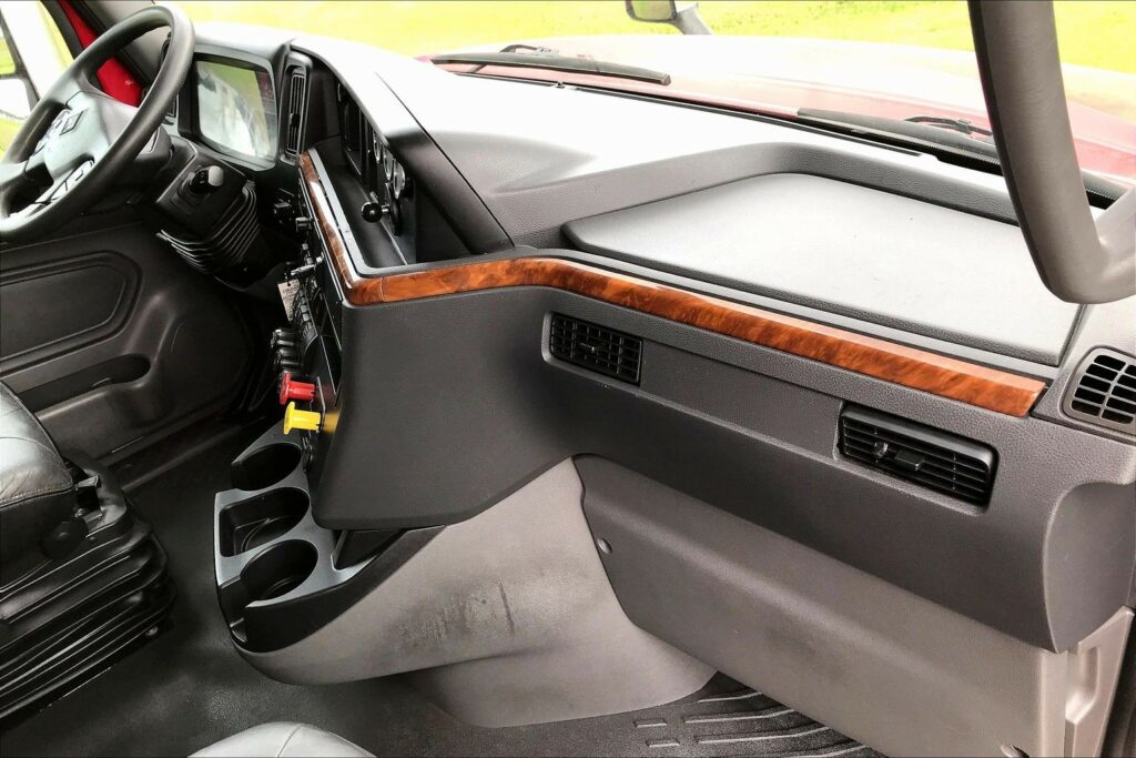 2022 CUM LT625 6×4 Sleeper