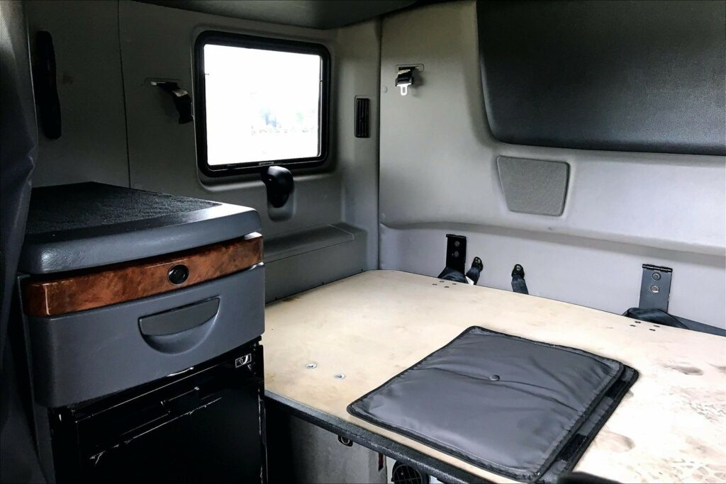 2022 CUM LT625 6×4 Sleeper
