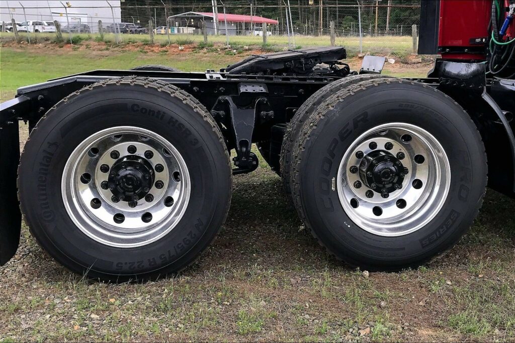 2022 CUM LT625 6×4 Sleeper