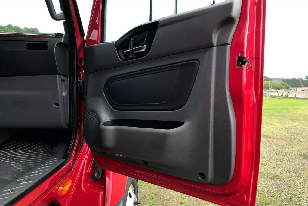 2022 CUM LT625 6×4 Sleeper