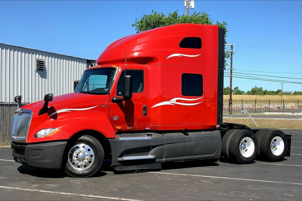 2023 CUM LT625 6X4 Sleeper