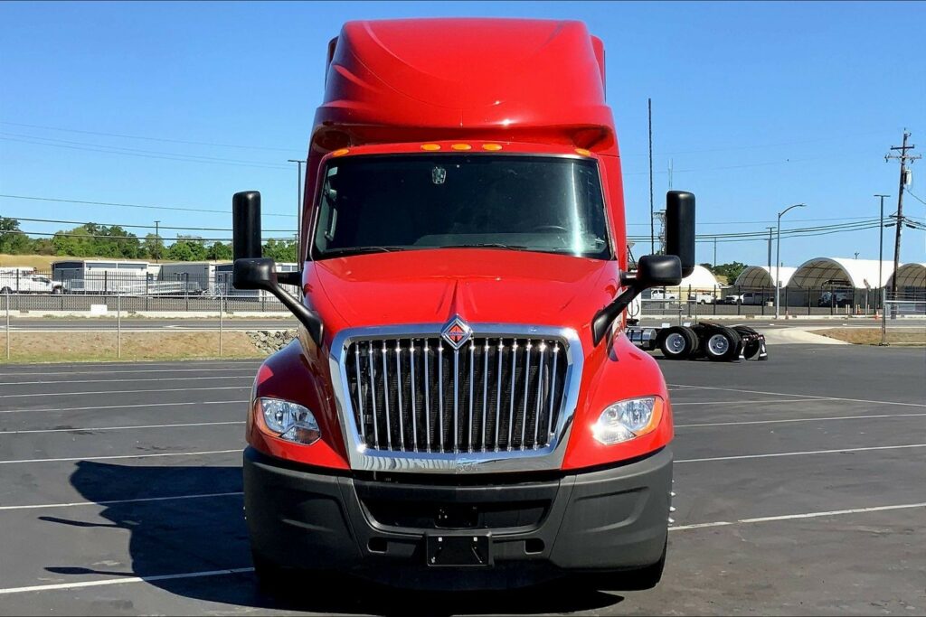 2023 CUM LT625 6X4 Sleeper