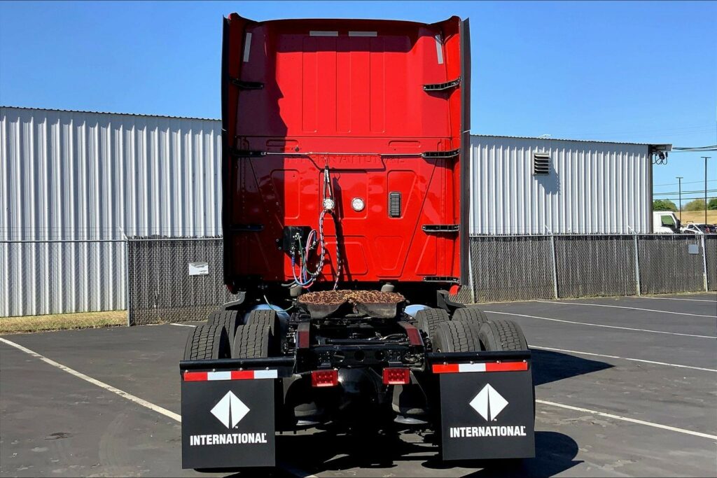 2023 CUM LT625 6X4 Sleeper