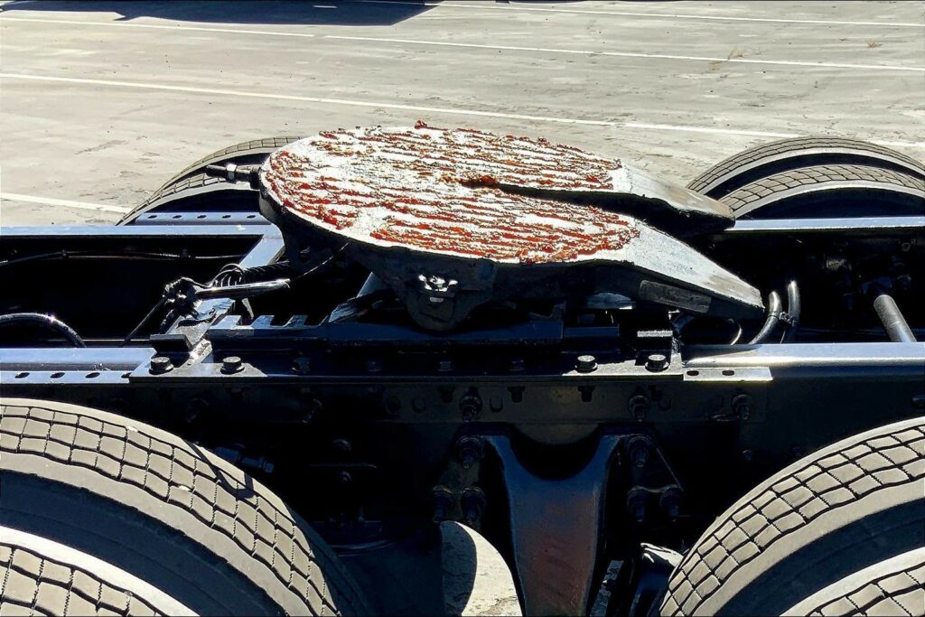 2023 CUM LT625 6X4 Sleeper