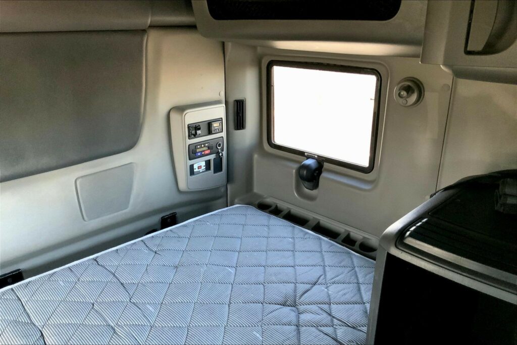 2023 CUM LT625 6X4 Sleeper