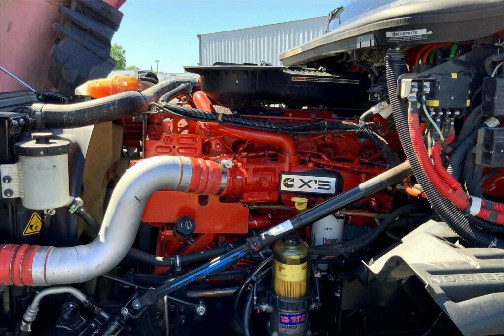 2023 CUM LT625 6X4 Sleeper