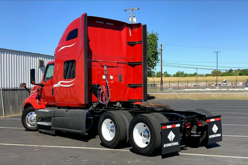 2023 CUM LT625 6X4 Sleeper