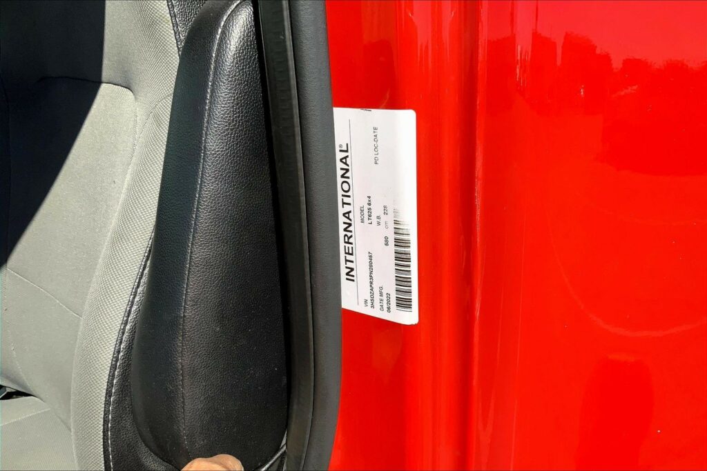 2023 CUM LT625 6X4 Sleeper