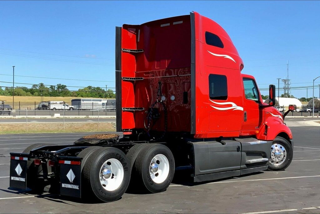 2023 CUM LT625 6X4 Sleeper