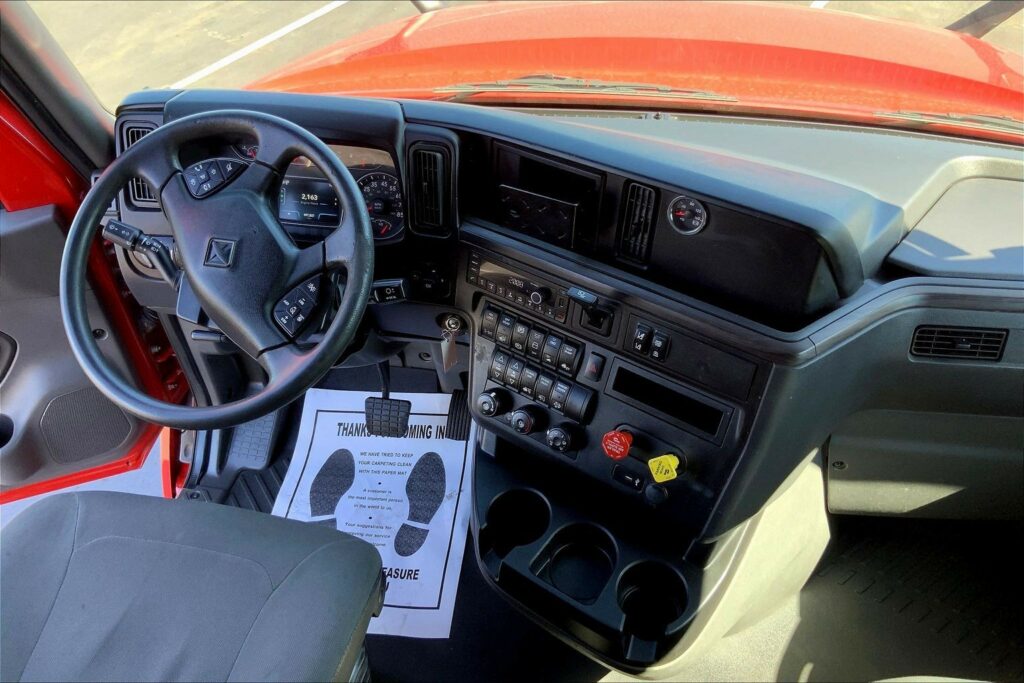 2023 CUM LT625 6X4 Sleeper