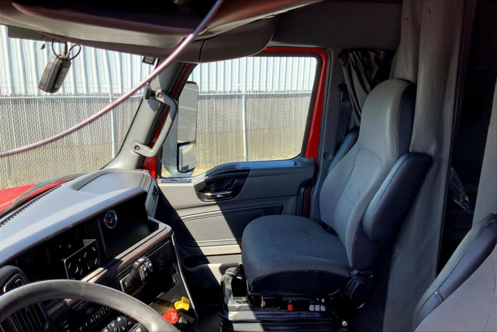 2023 CUM LT625 6X4 Sleeper