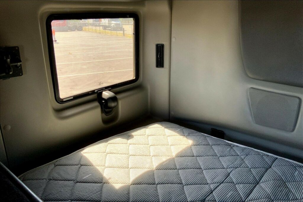 2023 CUM LT625 6X4 Sleeper