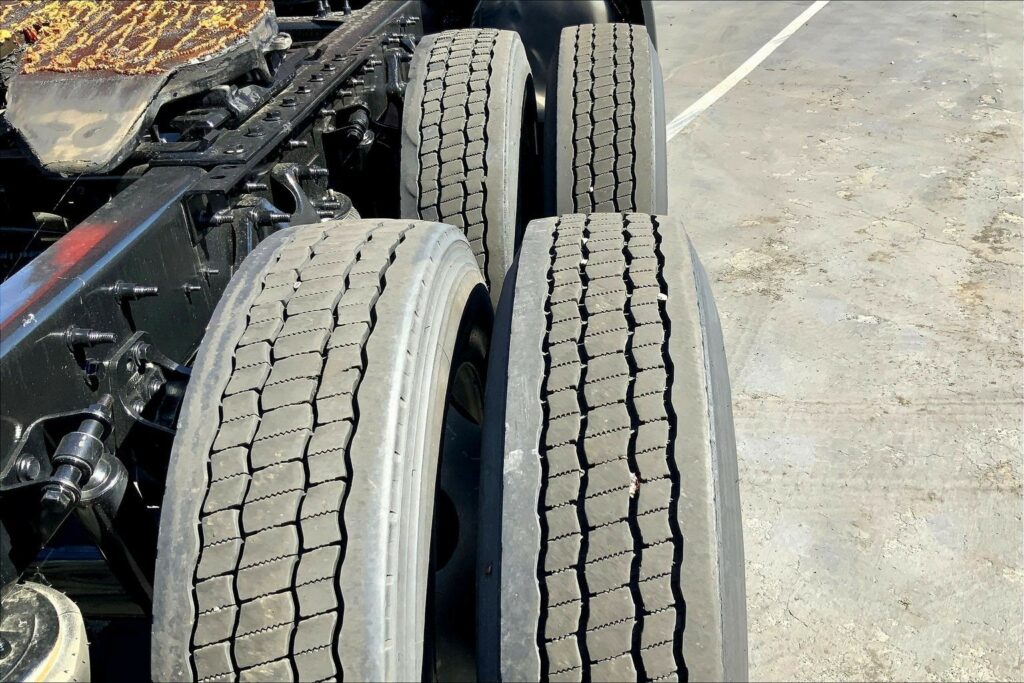 2023 CUM LT625 6X4 Sleeper