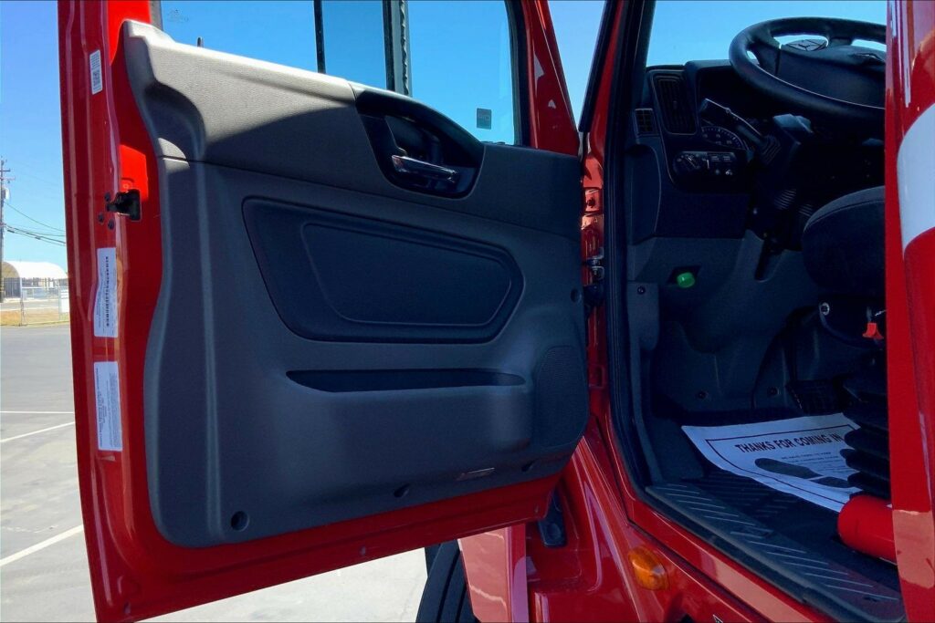 2023 CUM LT625 6X4 Sleeper