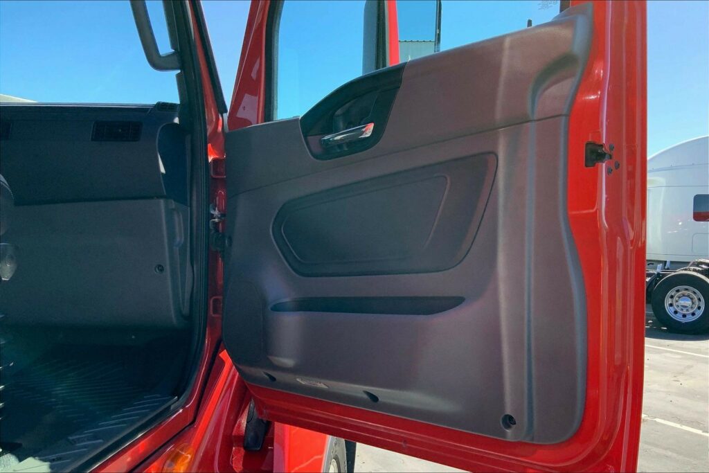 2023 CUM LT625 6X4 Sleeper