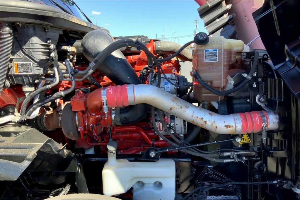 2023 CUM LT625 6X4 Sleeper